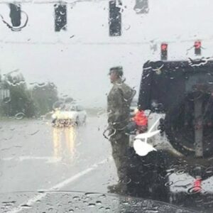 U.S. Soldier Snapped Standing To Attention In The Pouring Rain – Let’s Pay Him Tribute U.S. Soldier Snapped Standing To Attention In The Pouring Rain – Let’s Pay Him Tribute