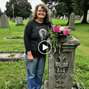 Old Woman Brings Son’s Favorite Pastry to His Grave, Finds ‘Thank You’ Note Old Woman Brings Son’s Favorite Pastry to His Grave, Finds ‘Thank You’ Note
