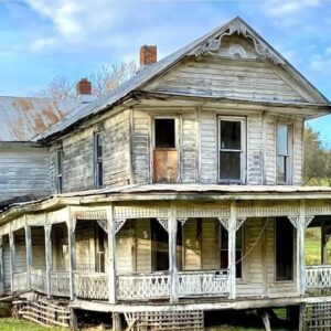 This house looked like it was about to fall into itself until one family stepped in This house looked like it was about to fall into itself until one family stepped in