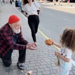 MY DAUGHTER SPILLED HIS ONLY MEAL—AND THEN DID SOMETHING I’LL NEVER FORGET MY DAUGHTER SPILLED HIS ONLY MEAL—AND THEN DID SOMETHING I’LL NEVER FORGET