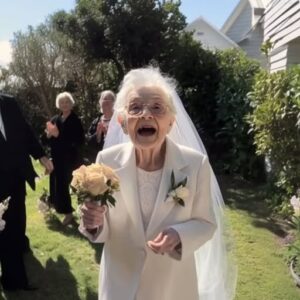 My mom’s 79th wedding seemed perfect until she set a shocking bouquet catcher rule—Story of the Day My mom’s 79th wedding seemed perfect until she set a shocking bouquet catcher rule—Story of the Day