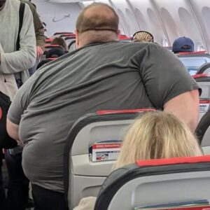 Photo of passenger on flight goes viral, has everyone saying the same thing Photo of passenger on flight goes viral, has everyone saying the same thing