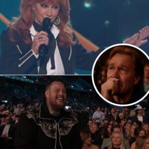 Reba McEntire Opens 2025 ACM Awards With Emotional Message to “Real People” And Brings the Audience to Tears With Merle Haggard’s “Okie from Muskogee” Reba McEntire Opens 2025 ACM Awards With Emotional Message to “Real People” And Brings the Audience to Tears With Merle Haggard’s “Okie from Muskogee”