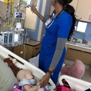 Nurse wants to be ‘sneaky’ when mom snaps photo letting everyone know she saw her