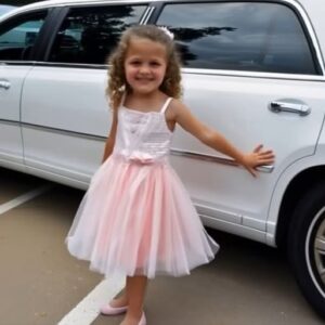 Mocked for Her Dress Until the Man in the Limousine Changed Everything