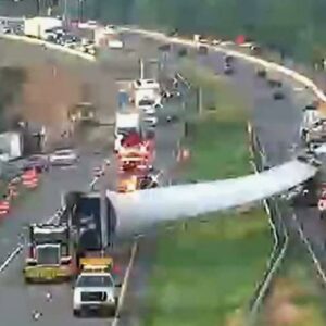 Wind turbine blade crash shuts down traffic on I-70 in Maryland Wind turbine blade crash shuts down traffic on I-70 in Maryland