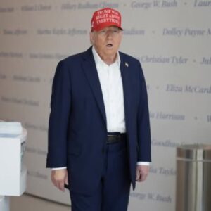 People Are Concerned About Trump After Spotting Small Detail In This Photo People Are Concerned About Trump After Spotting Small Detail In This Photo