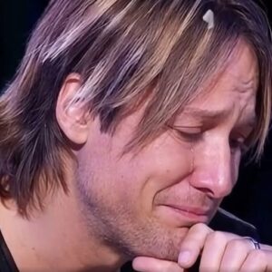 Country music superstar Keith Urban reached out to his fans, asking them to keep him in their prayers during a challenging time. In response, fans from around the world rallied together, sending messages of love, support, and encouragement, showing the deep bond between the artist and his devoted audience.