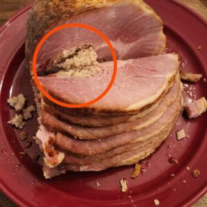 I went to the store and bought some ham. When I got home and started slićing it, I saw this.