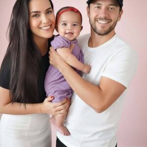 Young couple put daughter inside the fir…