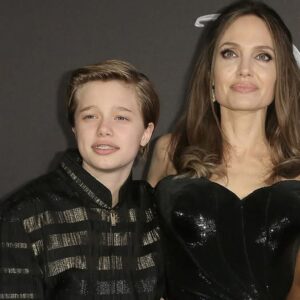 Shiloh was desperate to be a boy… she wanted it so much that Angelina Jolie and her father, Brad Pitt, cut her hair and purchased boy clothes for her But the years went by, and she grew up. She is now unrecognizable, she looks completely different: – Photo in comments…