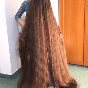 -Woman cuts her hair for the first time