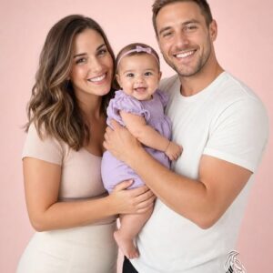 Young couple put daughter inside the fir…