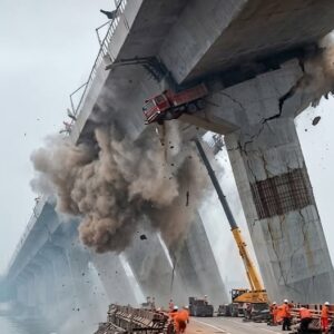 Powerful 7.7 Earthquake Shakes Parts of Asia