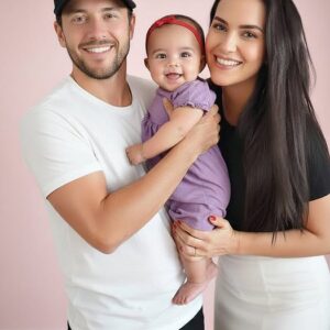 Young couple put daughter inside the fir…