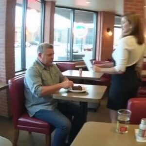 Undercover Owner Orders Steak – Waitress Secretly Slips Him a Note That Stops Him Cold Fort