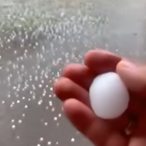 Giant hail recorded Tuesday evening in the town of… See more