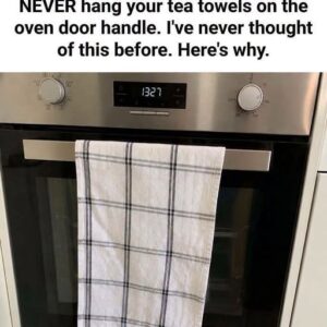 The Kitchen Habit Many People Overlook: Why Keeping a Towel on the Oven Door Matters